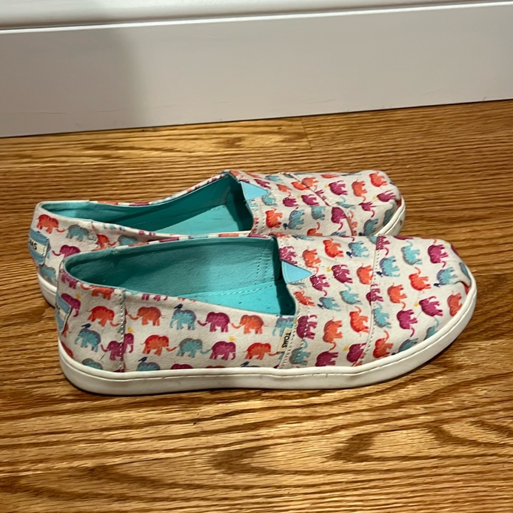 Tom’s- Rainbow Elephant Print Youth 6